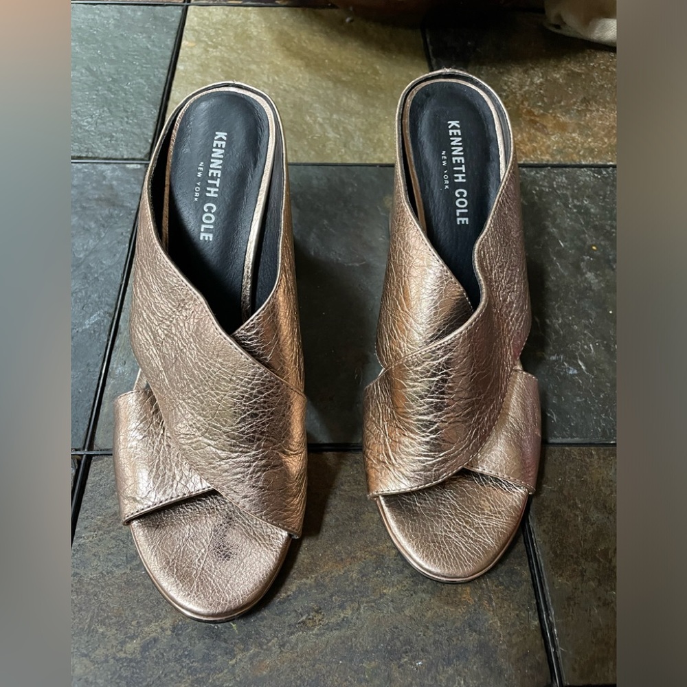 Kenneth Cole, New York, gold type, looking shoes women’s size 8 medium